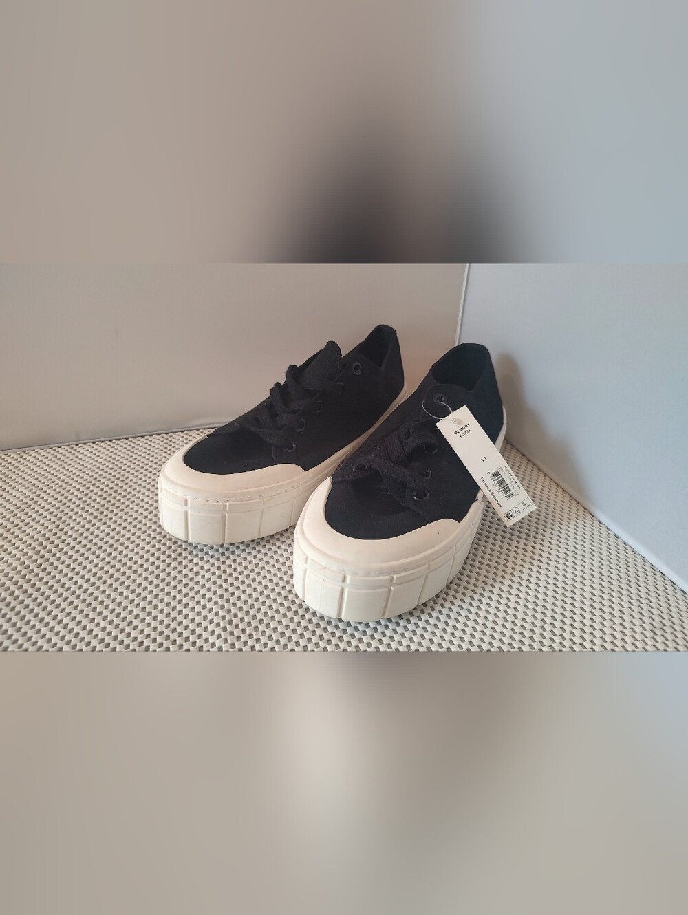 No Boundaries Women's Size 11 Low Chunky Lug Fashion Sneakers NWT Canvas